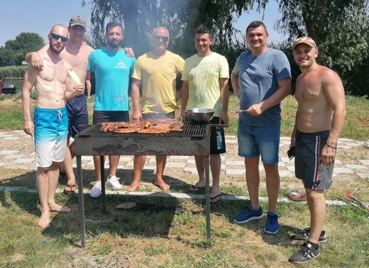 Langa prieteni dragi pun pe gratar o halca de ... dovleceeeel
